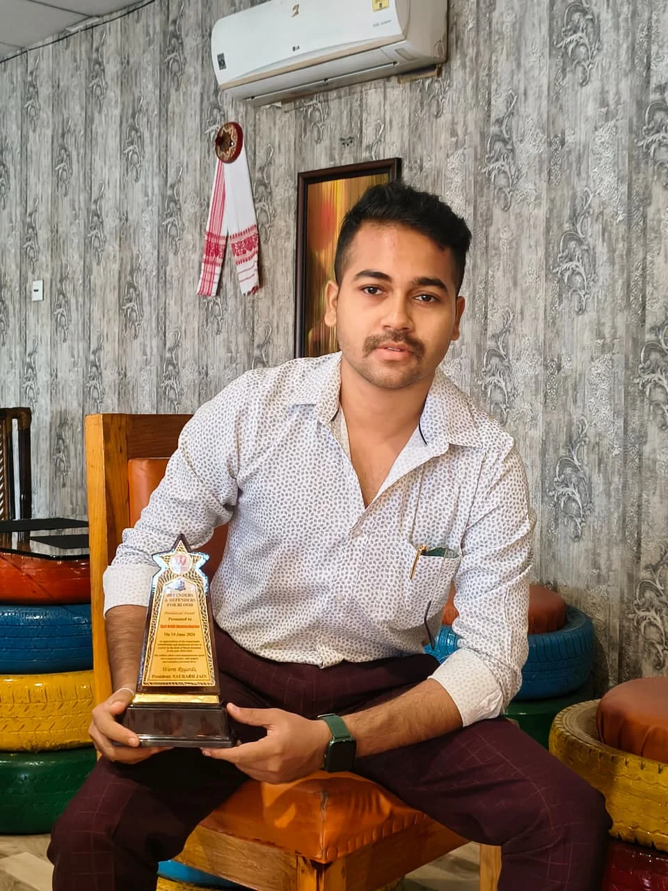 Arijit Bhattacharjee the founder of Digimarketer48 holding Prize